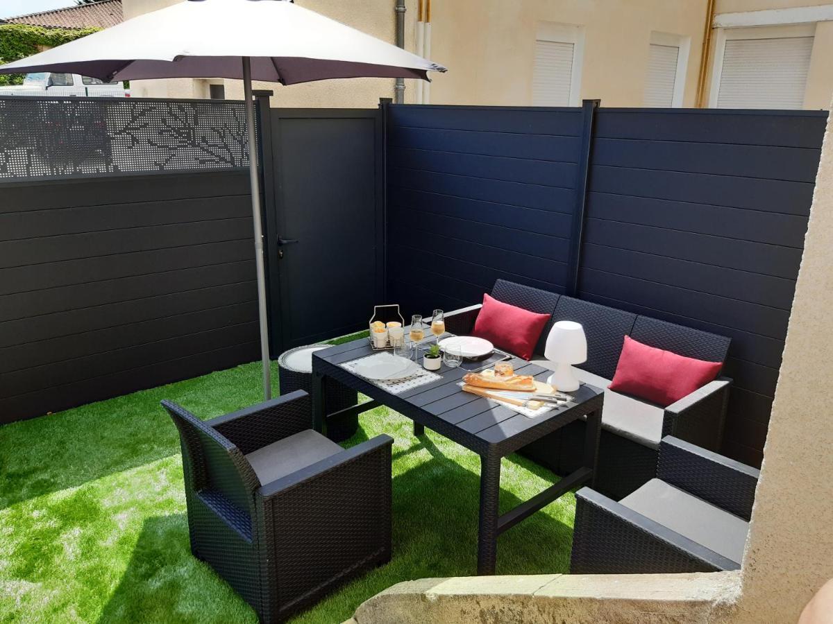 Appartement Renove Le New-York En Centre Ville - Terrasse Et Parking - Non Climatise La Roche-Chalais Exterior photo