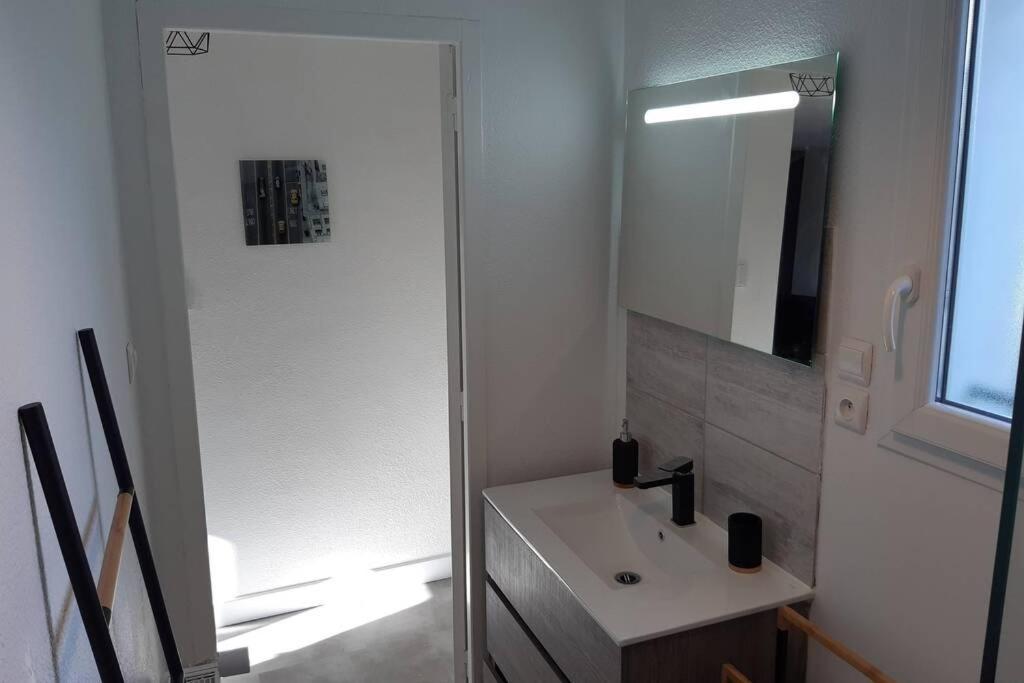 Appartement Renove Le New-York En Centre Ville - Terrasse Et Parking - Non Climatise La Roche-Chalais Exterior photo