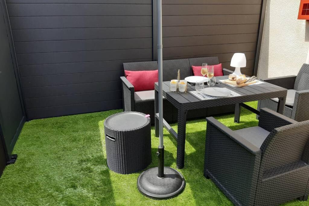Appartement Renove Le New-York En Centre Ville - Terrasse Et Parking - Non Climatise La Roche-Chalais Exterior photo