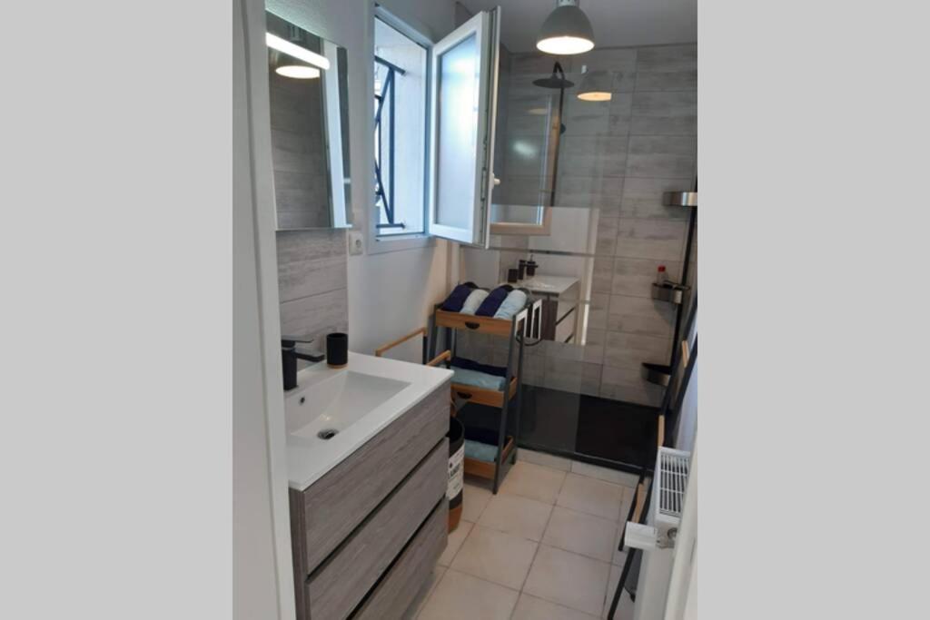 Appartement Renove Le New-York En Centre Ville - Terrasse Et Parking - Non Climatise La Roche-Chalais Exterior photo