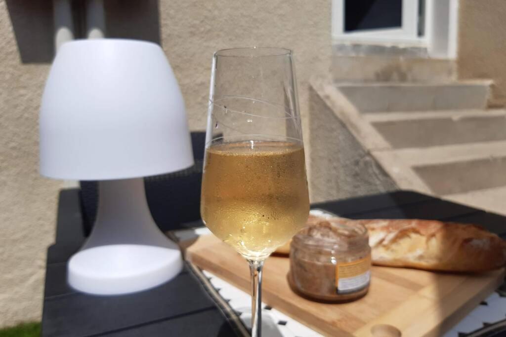 Appartement Renove Le New-York En Centre Ville - Terrasse Et Parking - Non Climatise La Roche-Chalais Exterior photo